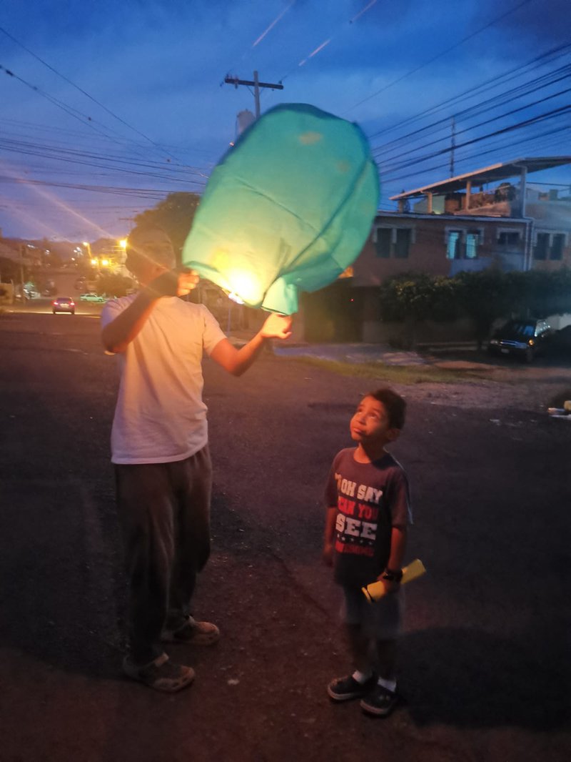 Our Space Balloon will be launched in two weeks, as we need a special permit issued in Tegucigalpa. This weekend we explained the methodology of the project to our little scientist Andre and we launched hot air balloons into the sky.